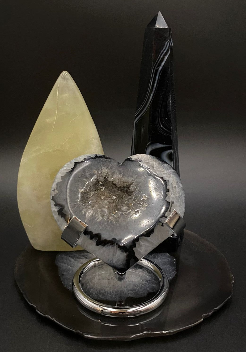 Set de cristale din agat negru si citrin pe suport din agat cu fundal negru