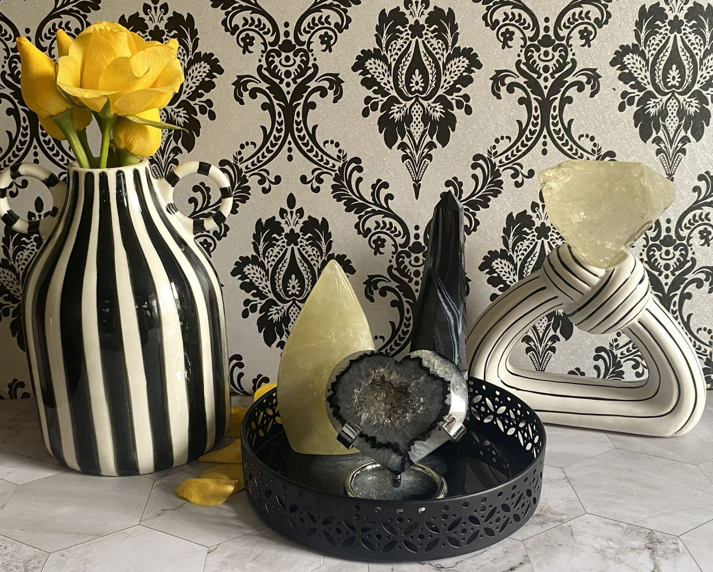 Decor cu set de cristale din agat negru si citrin pe suport din agat cu vaza cu trandafiri