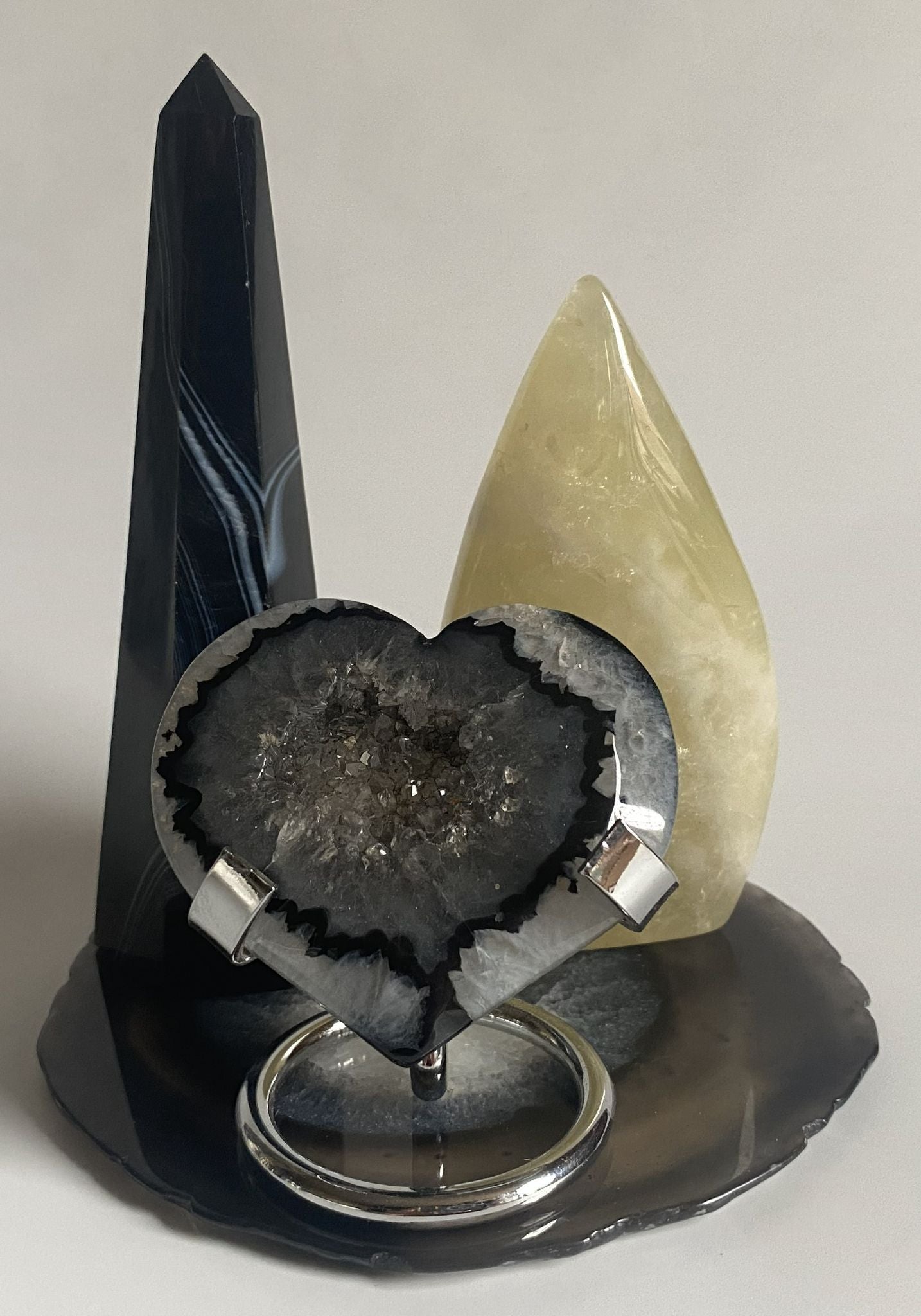 Set de cristale din agat negru si citrin pe suport din agat cu fundal alb