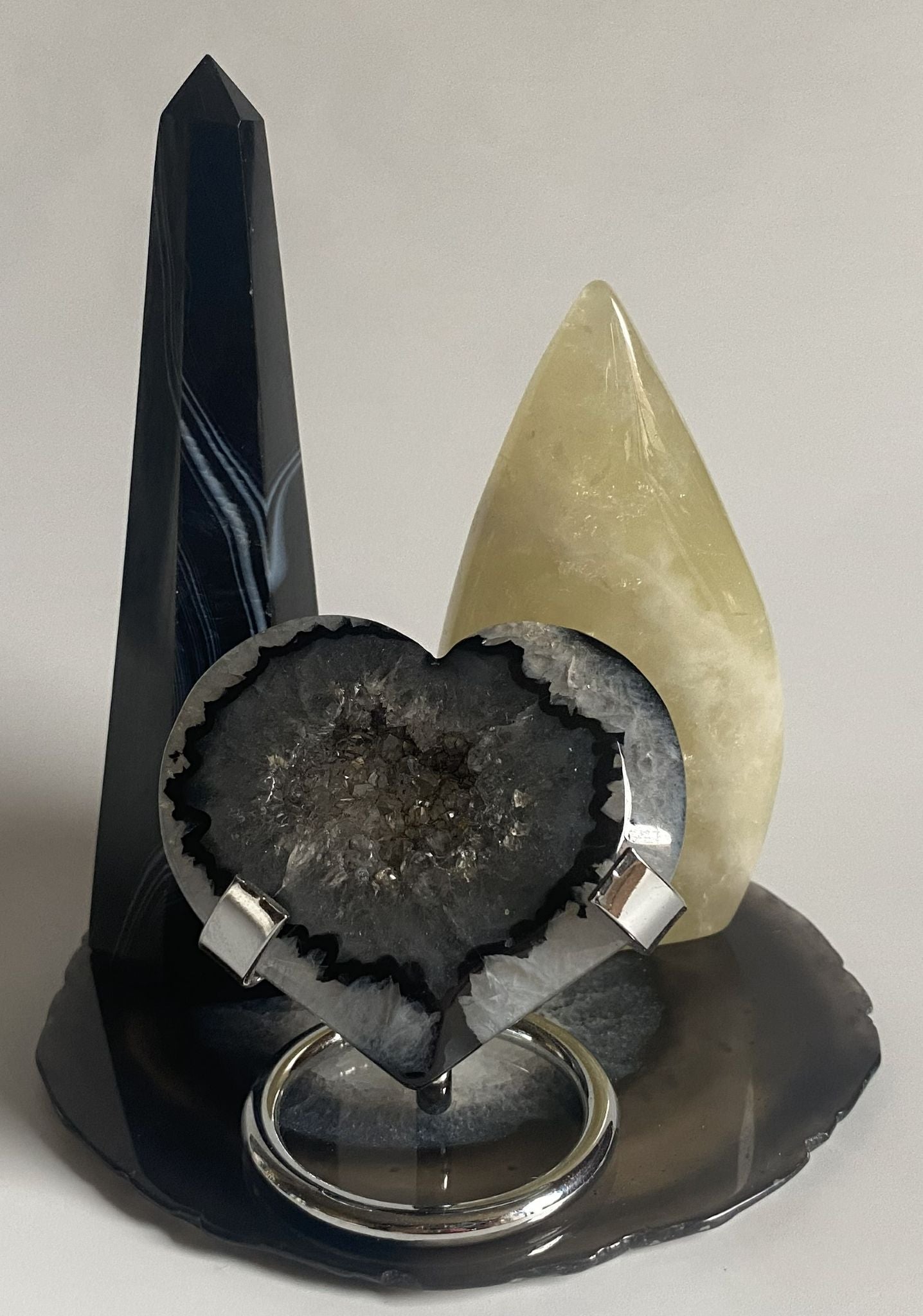 Set de pietre semipretioase din agat negru si citrin pe suport din agat cu fundal alb