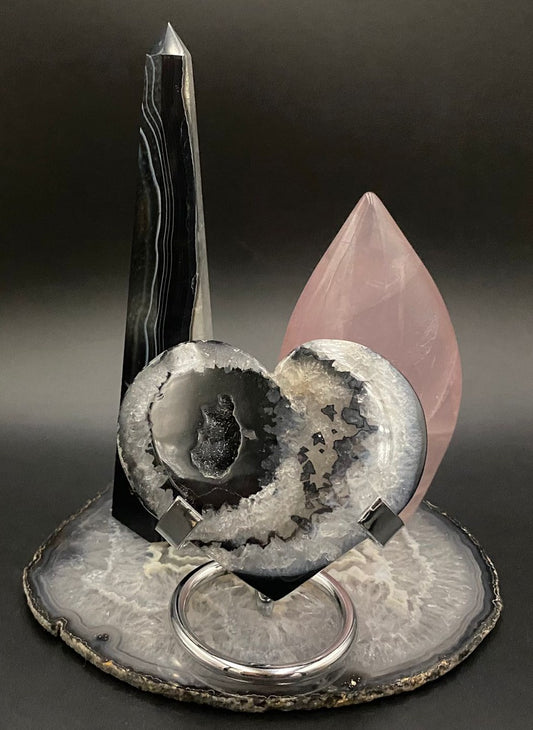 Set de cristale din agat negru si cuart roz pe fundal negru