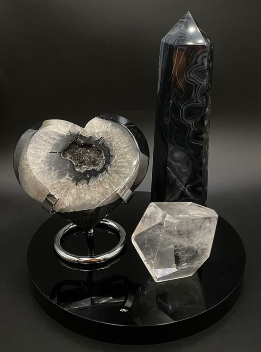 Set de cristale din agat negru si cuart transparent pe disc din obsidian cu fundal negru