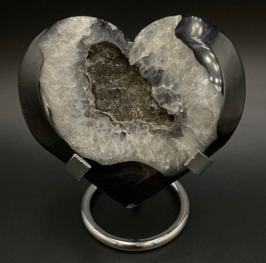 Inima din piatra semipretioasa de agat negru pe suport metalic cu fundal negru