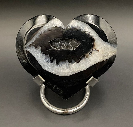 Inima din piatra semipretioasa din agat negru pe suport metalic cu fundal negru