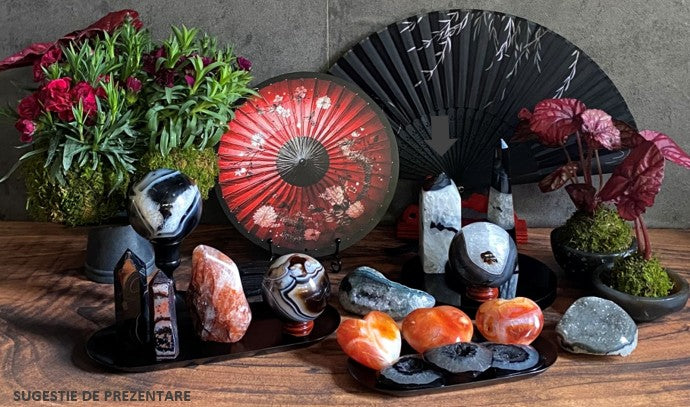 Idee de design cu cristale din agat, cuart si ametist cu umbrela si evantai japoneze si kokedama
