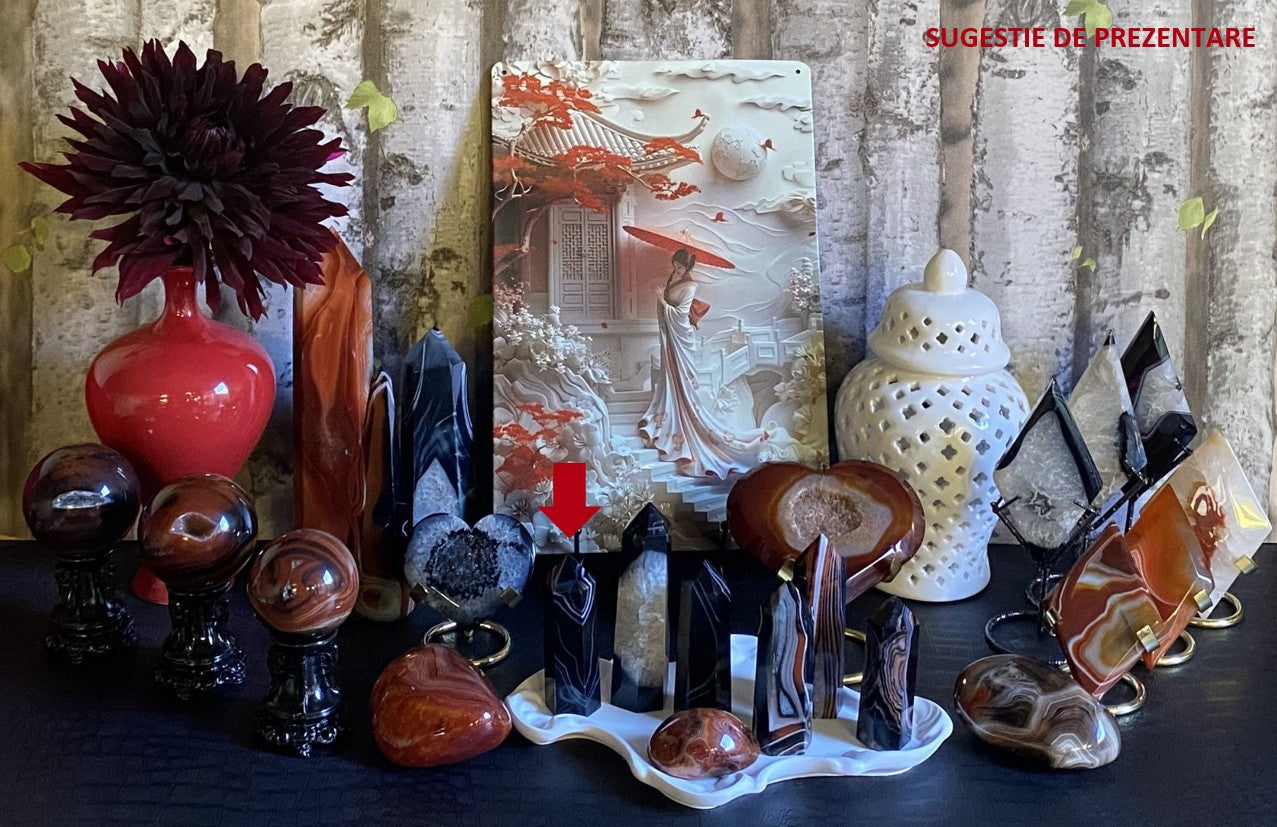 Decor cu obelisc din piatra semipretioasa de agat negru cu vaza cu dalie