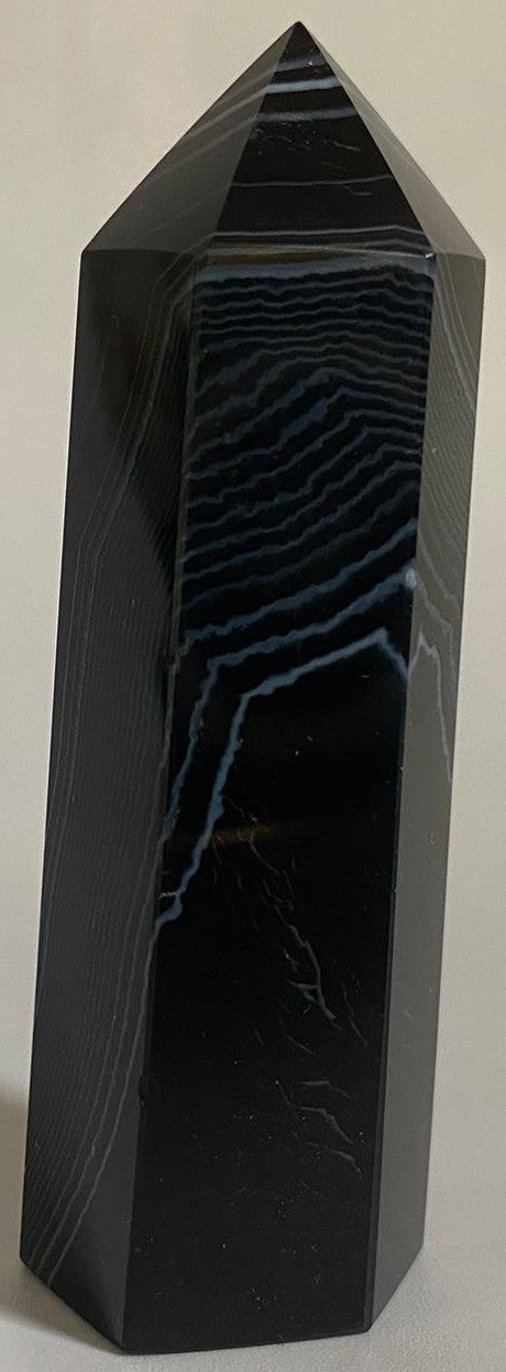 Obelisc de 8.4cm din piatra semipretioasa de agat negru pe fundal alb