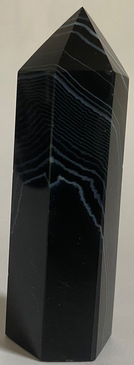 Obelisc de 8.4cm din cristal de agat negru pe fundal alb