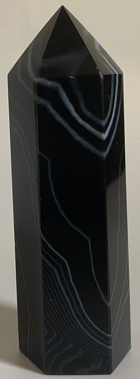 Obelisc decorativ de 8.4cm din piatra semipretioasa de agat negru pe fundal alb