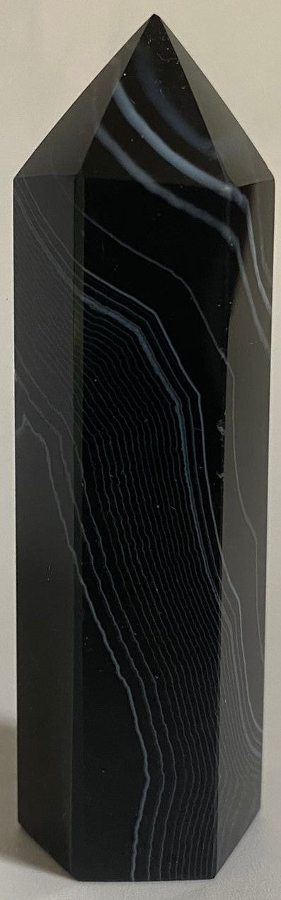 Obelisc decorativ de 8.4cm din cristal de agat negru pe fundal alb
