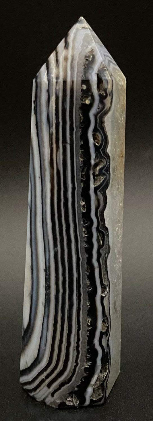 Obelisc din Agat Negru natur cu dungi albe, 8.6cm, piatra semipretioasa.