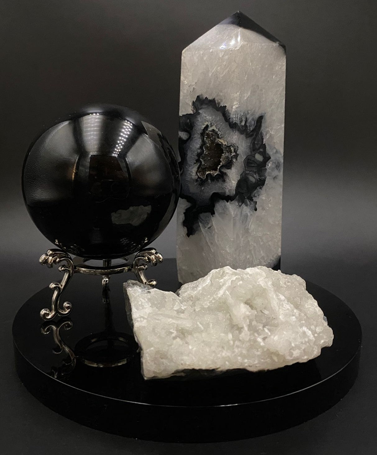 Set decorativ din agat negru, obsidian si apofilit pe fundal negru