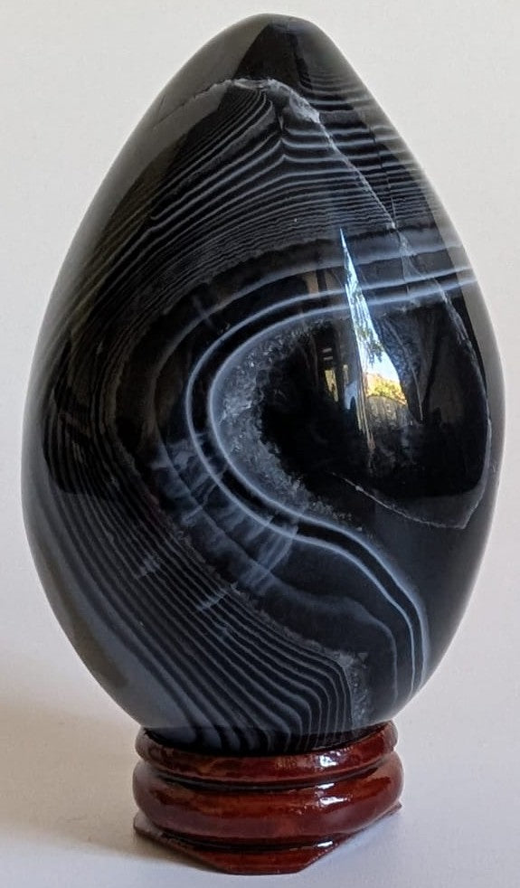 Ou de 7.5cm din cristal de agat negru pe fundal alb