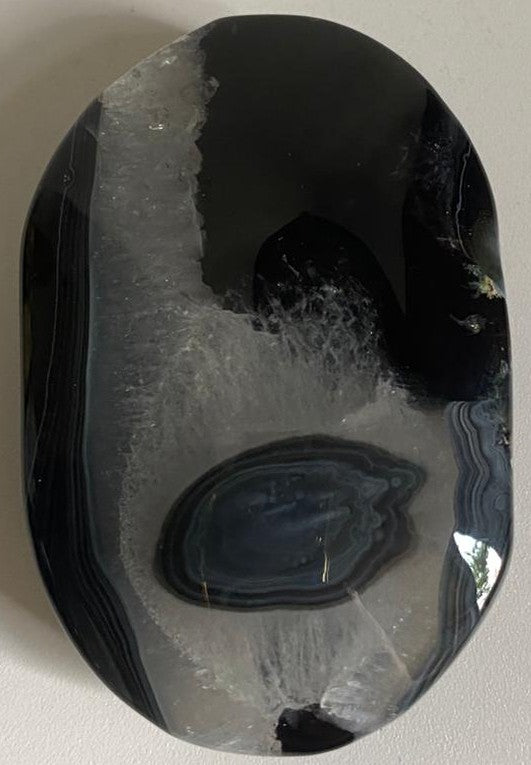 Palm Stone din piatra semipretioasa de agat negru pe fundal alb