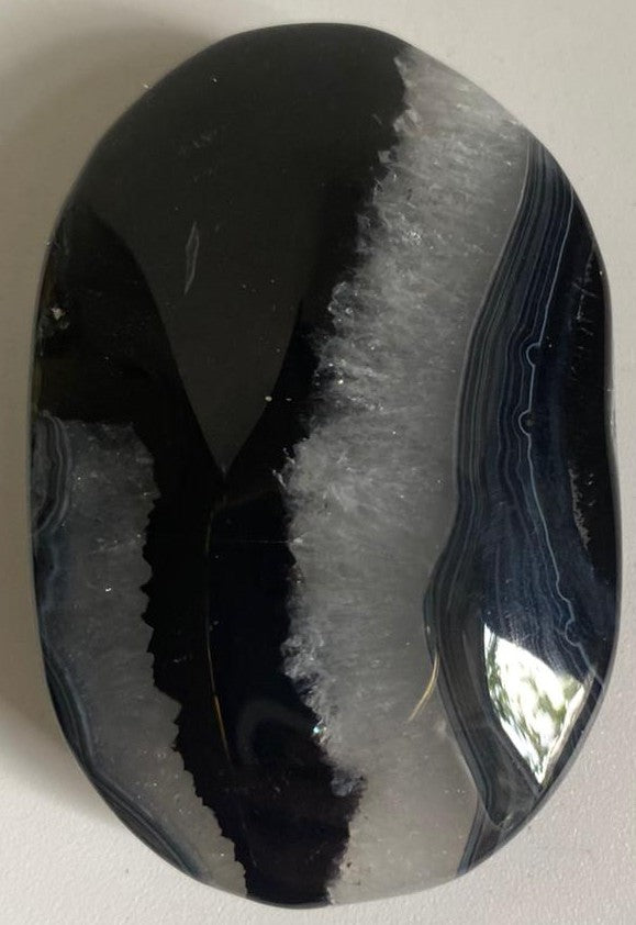 Palm Stone din cristal de agat negru pe fundal alb