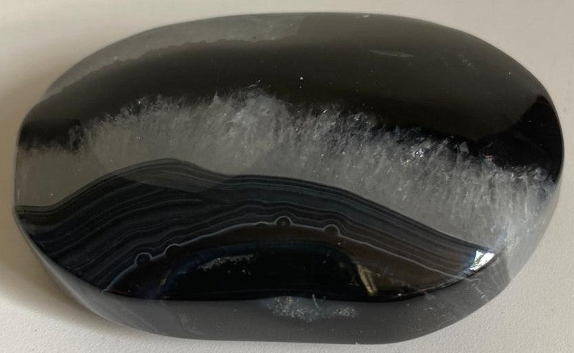 Palm Stone de 6.4cm din piatra semipretioasa de agat negru pe fundal alb