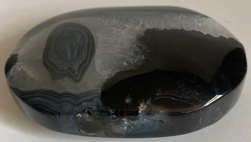 Palm Stone de 6.4cm din cristal de agat negru pe fundal alb