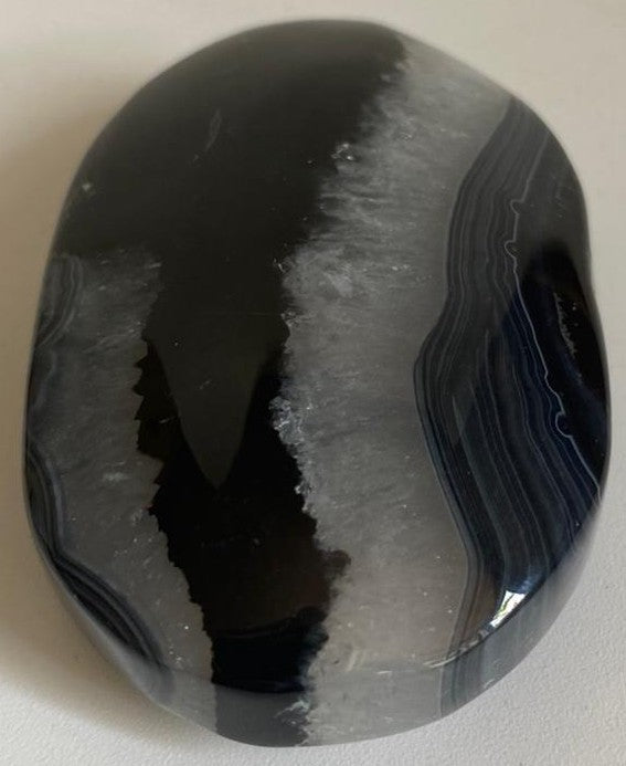 Palm Stone vindecator de 6.4cm din piatra semipretioasa de agat negru pe fundal alb