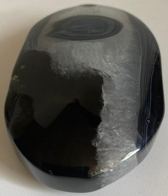 Palm Stone vindecator de 6.4cm din cristal de agat negru pe fundal alb