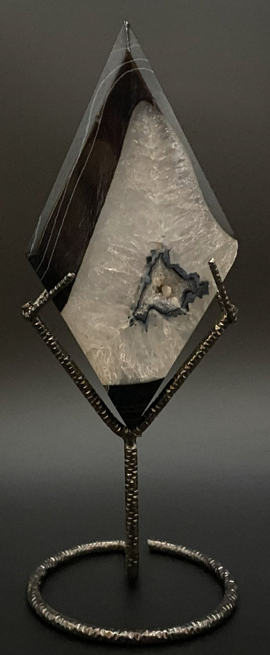 Romb din cristal de agat negru pe suport metalic cu fundal negru