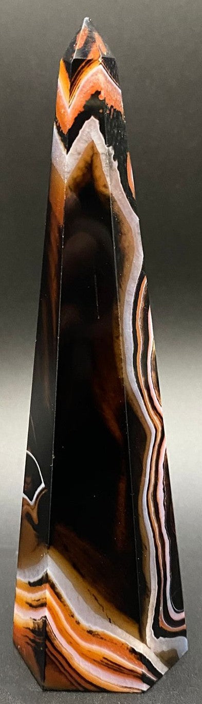 Obelisc piramidal din piatra semipretioasa de agat negru-rosu pe fundal negru