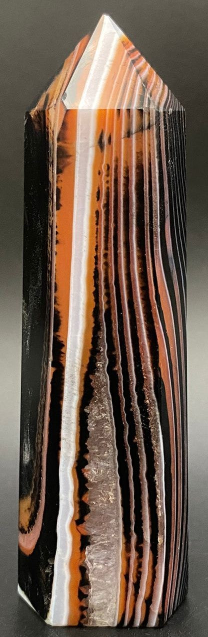 Obelisc din piatra semipretioasa de agat negru-rosu cu fundal negru