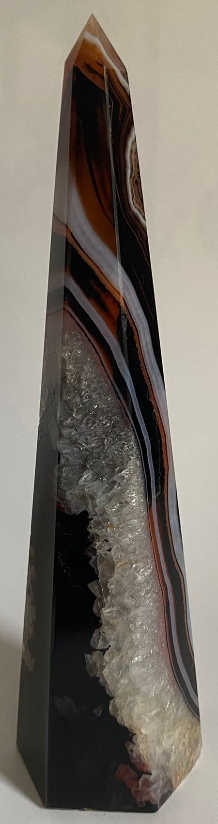 Obelisc piramidal decorativ de 15.5cm din piatra semipretioasa de agat negru-rosu pe fundal alb