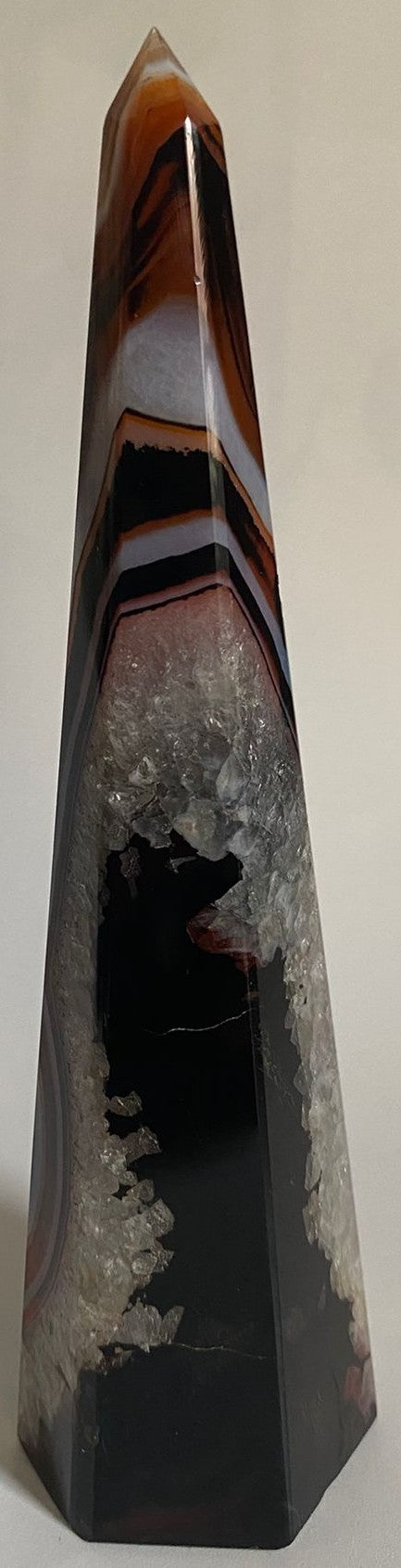 Obelisc piramidal decorativ de 15.5cm din cristal de agat negru-rosu pe fundal alb