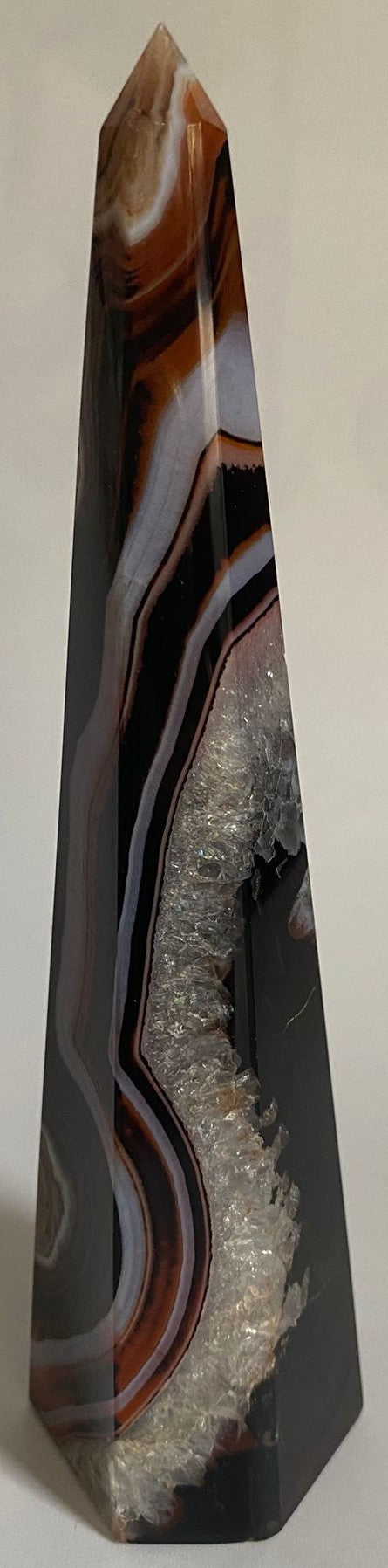 Obelisc piramidal unicat de 15.5cm din piatra semipretioasa de agat negru-rosu pe fundal alb