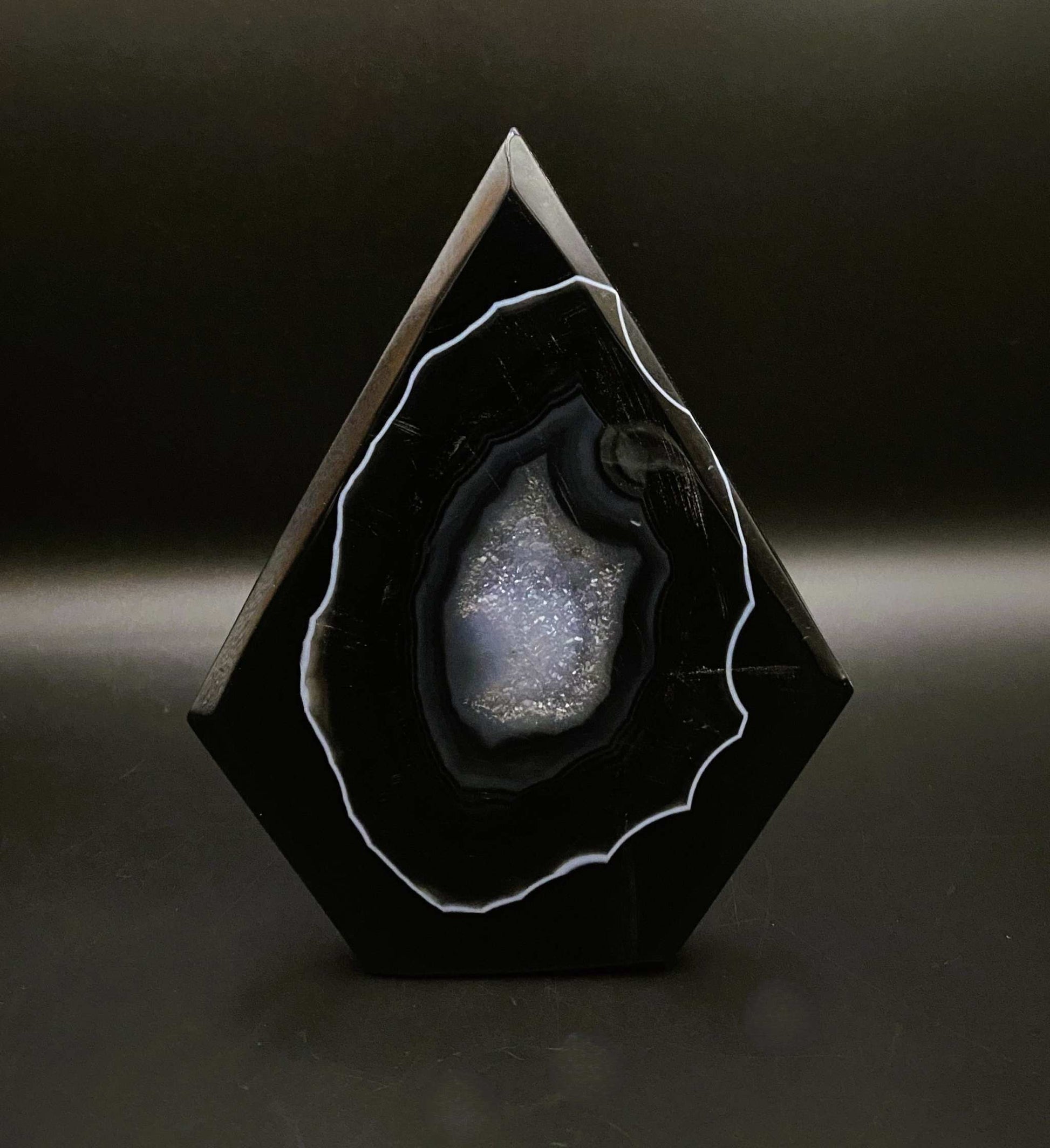 Sculptura din Agat Negru piatra semipretioasa cu interior cristalizat pe suport geometric