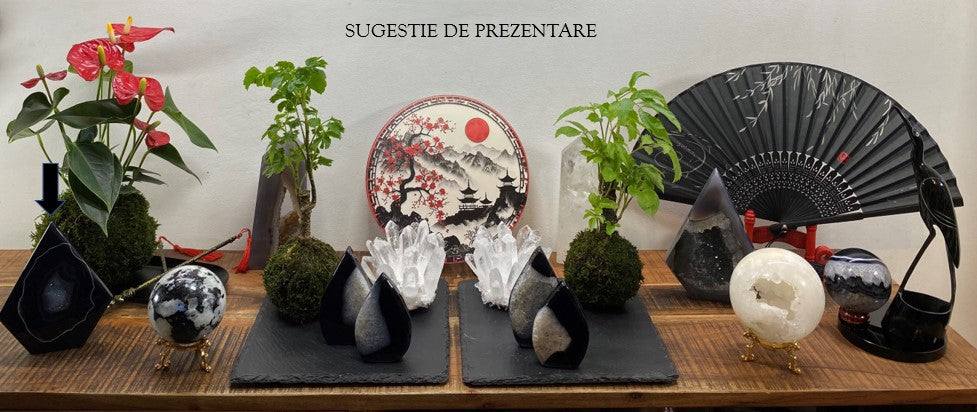 Sculptura Agat Negru piatra semipretioasa prezentata pe masa cu alte cristale si decoratiuni orientale