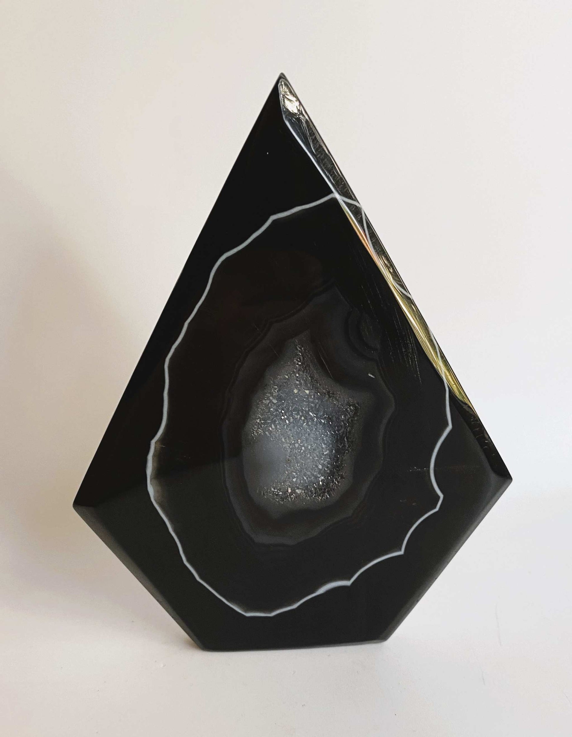 Agat Negru sculptura piatra semipretioasa neagra cu detalii cristale