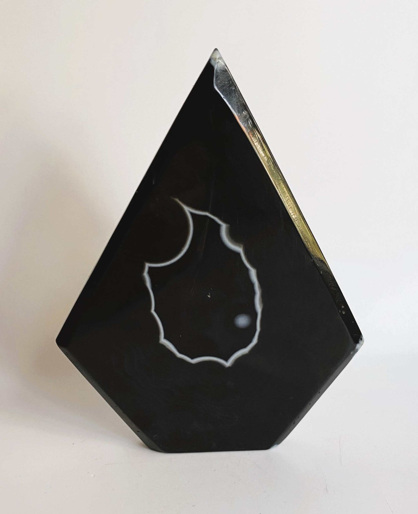 Sculptura Agat Negru piatra semipretioasa lucioasa cu model alb