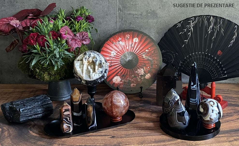 Colectie din cristale de agat, cuart, sfalerit si turmalina cu umbrela si evantai japonez si kokedama