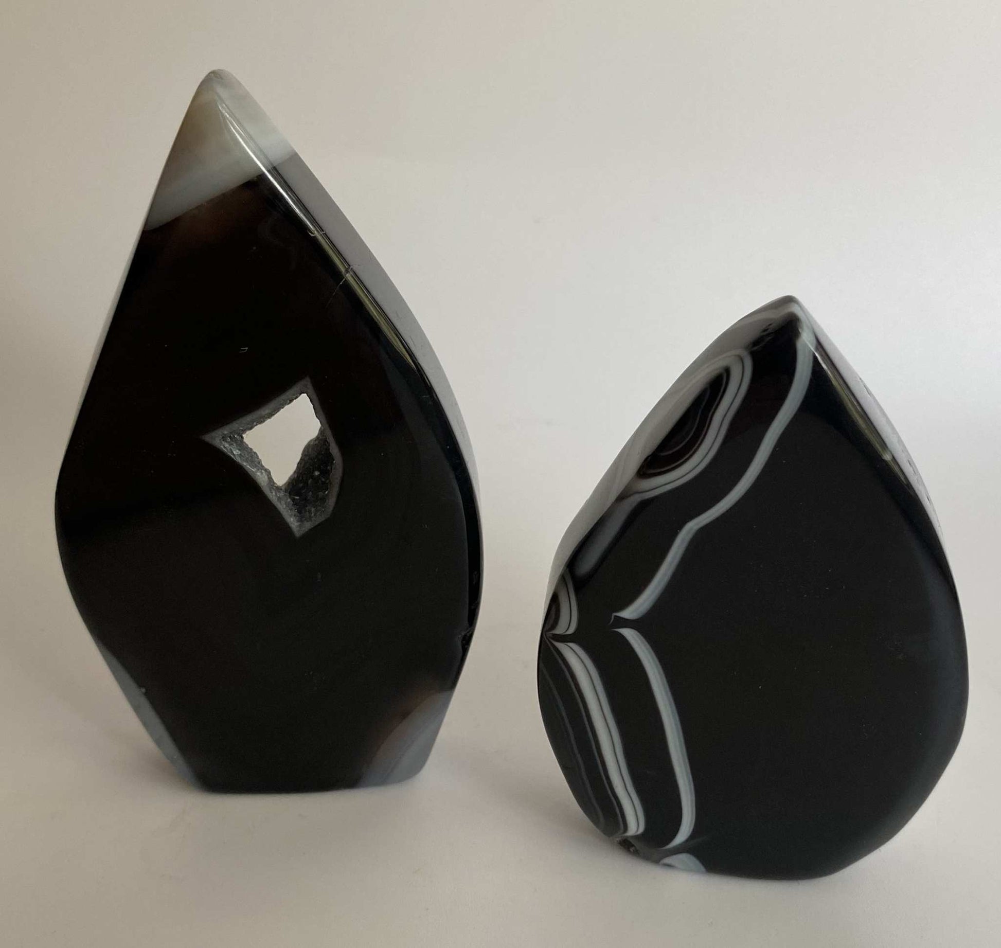 Set sculpturi Agat Negru din pietre semipretioase, forme lustruite, nuante negre si dungi albe