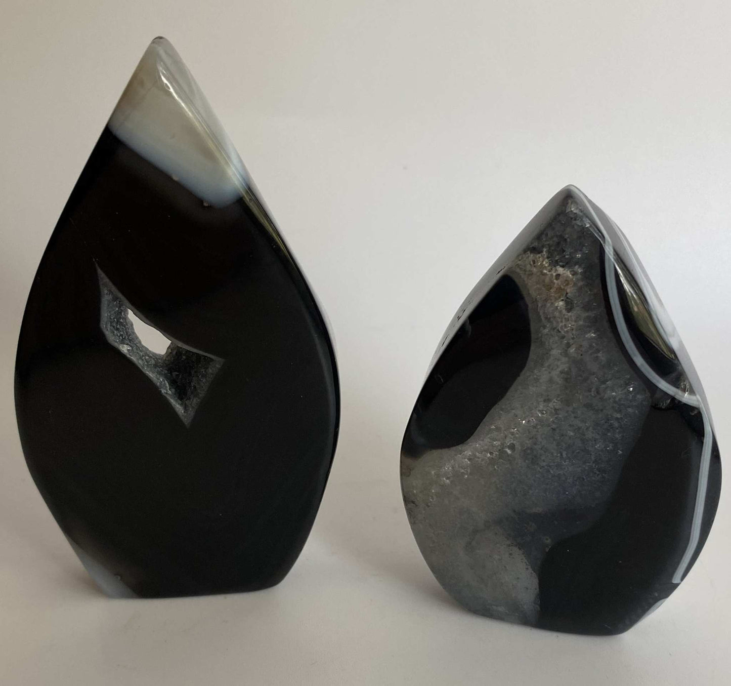 Set sculpturi Agat Negru semipretioase, două piese unice, lustruite, cu forme abstracte.