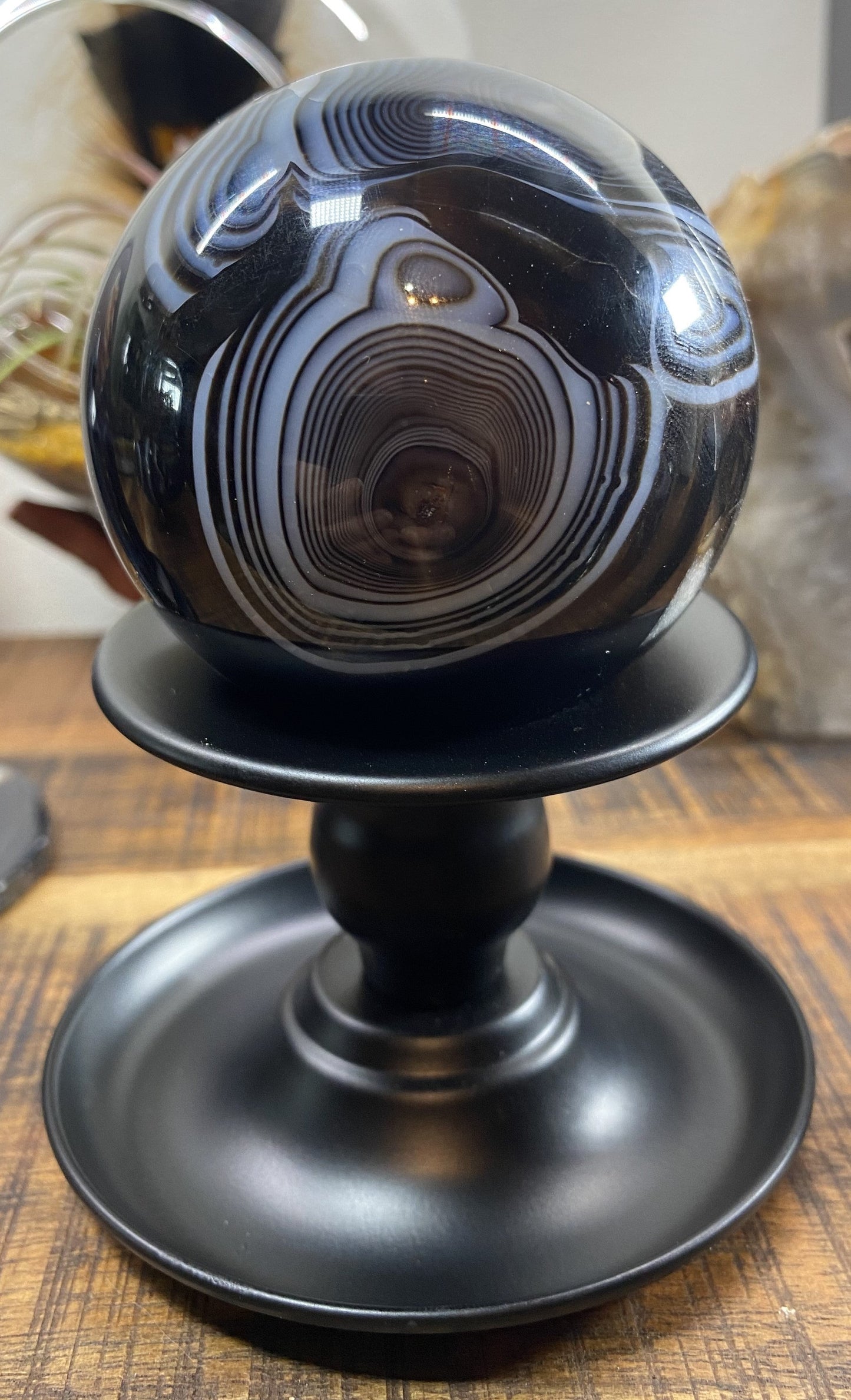 Sfera din Agat Negru pe suport de lemn, piatra semipretioasa, detalii alb-negru swirling pattern