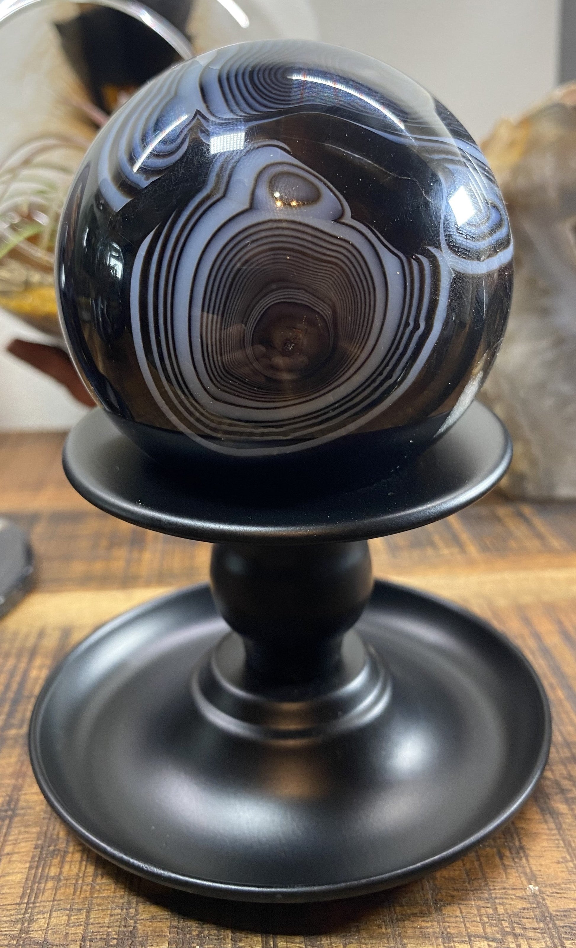 Sfera din Agat Negru pe suport de lemn, piatra semipretioasa, detalii alb-negru swirling pattern