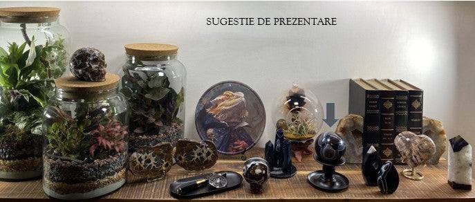 Sfera din Agat Negru pe suport din lemn display diverse obiecte decorative pe masa
