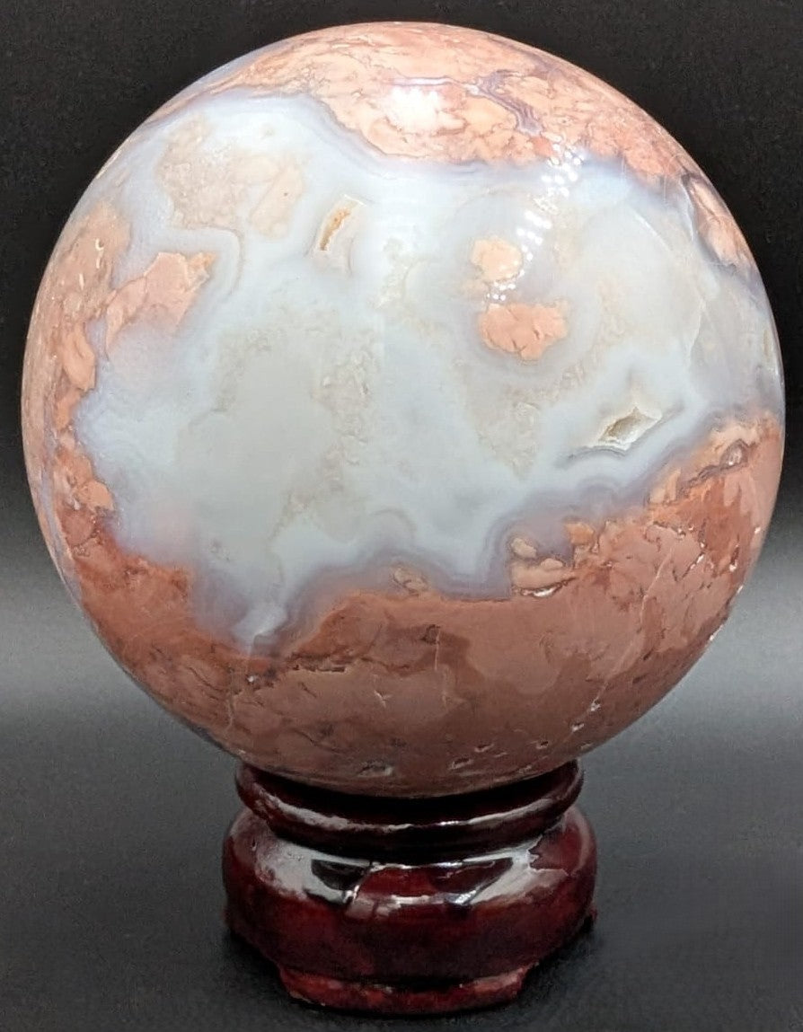Sfera din piatra semipretioasa de agat pink petal pe suport din lemn cu fundal negru