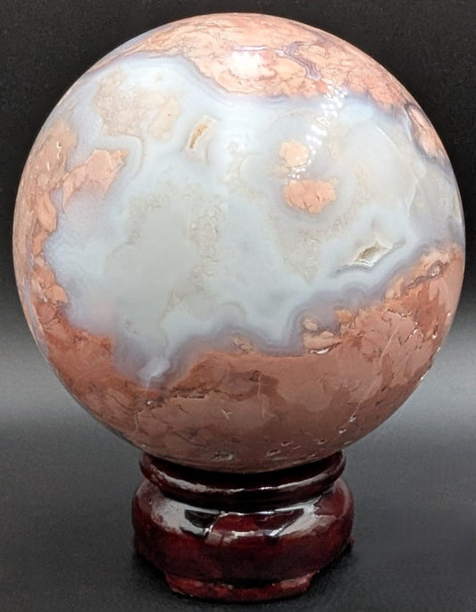 Sfera din piatra semipretioasa de agat pink petal pe suport din lemn cu fundal negru
