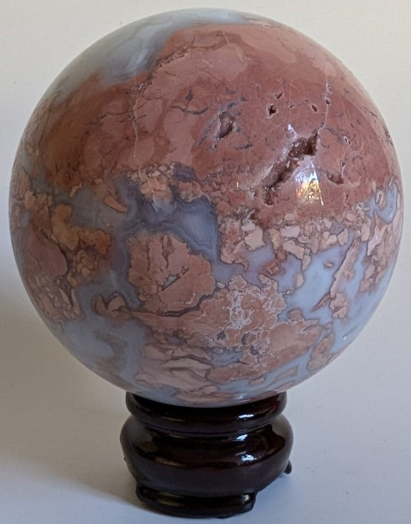 Sfera din cristal de agat pink petal pe suport din lemn cu fundal alb