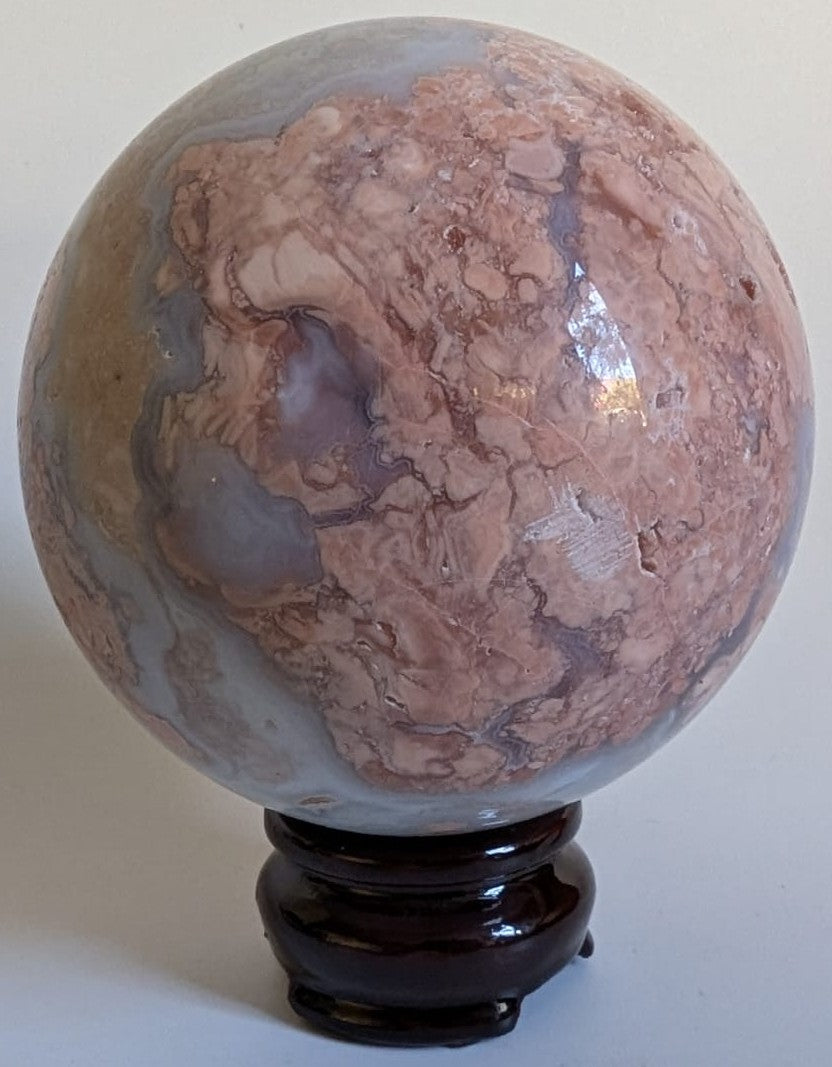 Sfera de 8.1cm din cristal de agat pink petal pe suport din lemn cu fundal alb