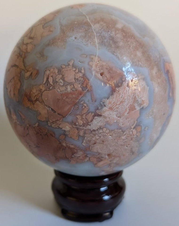 Sfera decorativa de 8.1cm din cristal de agat pink petal pe suport din lemn cu fundal alb