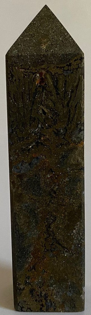 Obelisc de 8.3cm din cristal de pirita in agat cu fundal alb