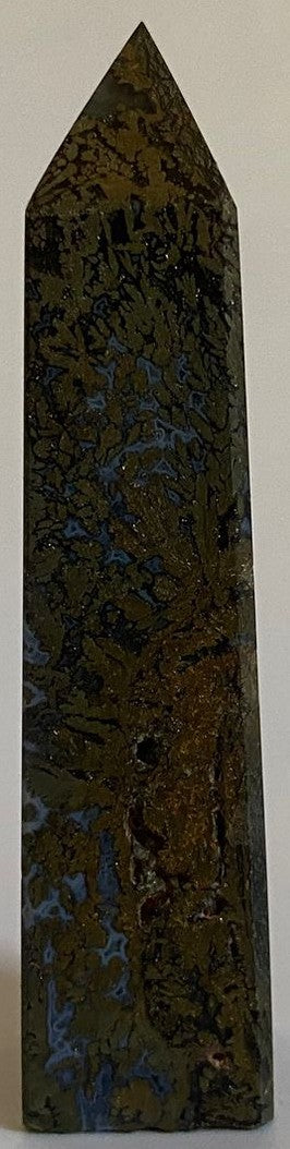Obelisc decorativ de 8.3cm din cristal de pirita in agat cu fundal alb