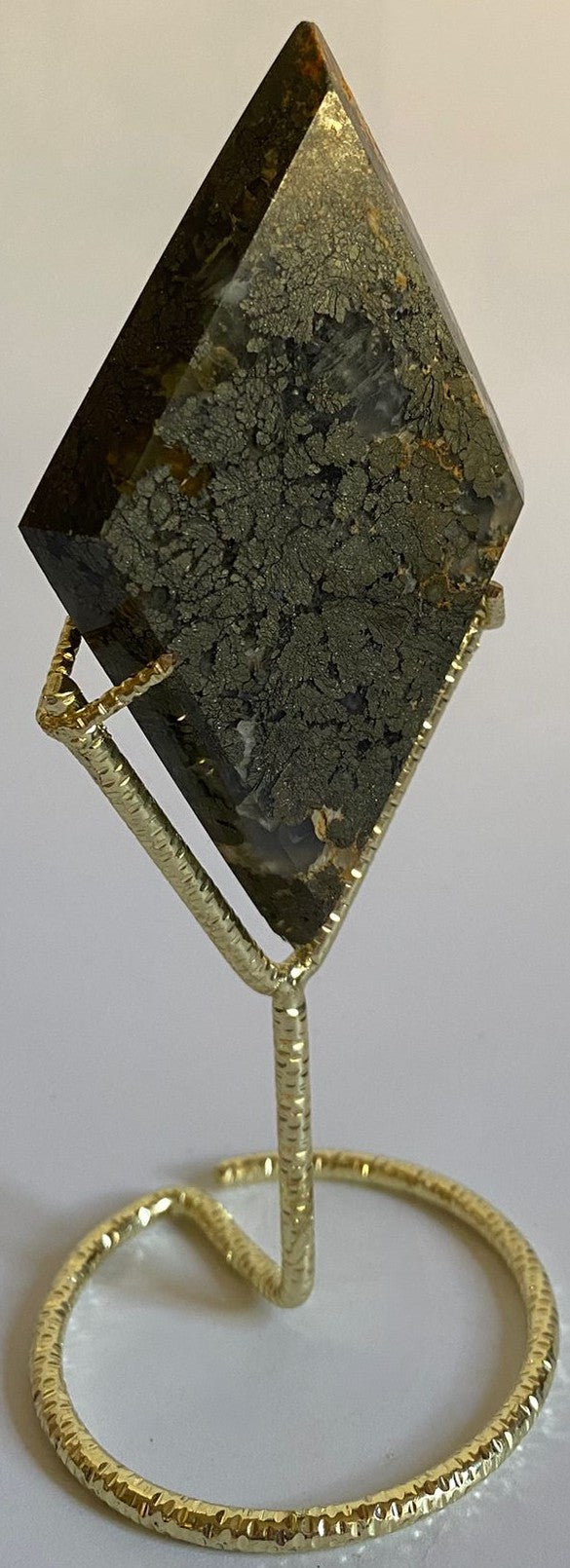 Romb de 9.1cm din cristal de pirita in agat pe suport metalic cu fundal alb
