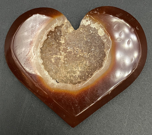 Inima 7.6cm din cristal de agat rosu pe fundal negru