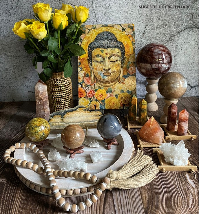 Idee de design cu cristale si minerale din agat, cuart, piatra lunii si realgar, cu tablou cu Buddha si vaza cu trandafiri galbeni