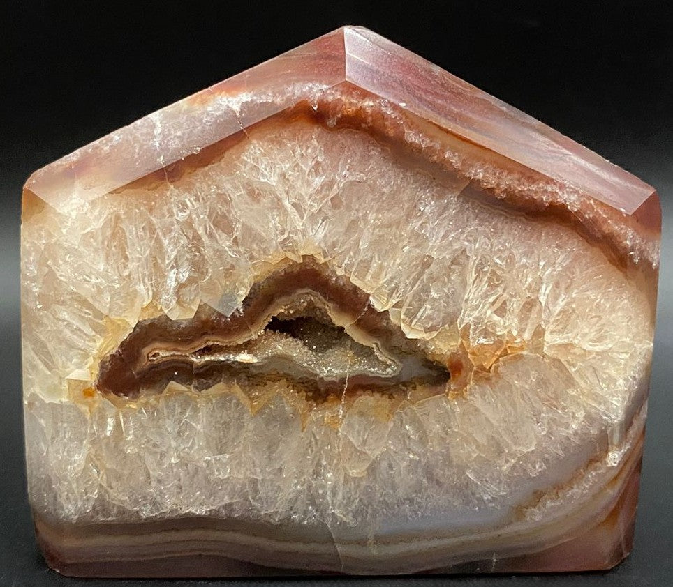 Obelisc din piatra semipretioasa de agat rosu pe fundal negru